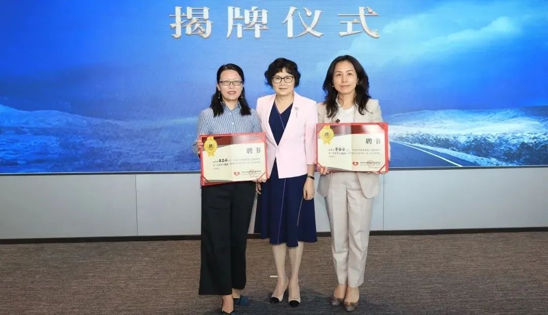 肖興萍為顧問頒發(fā)聘書.jpg